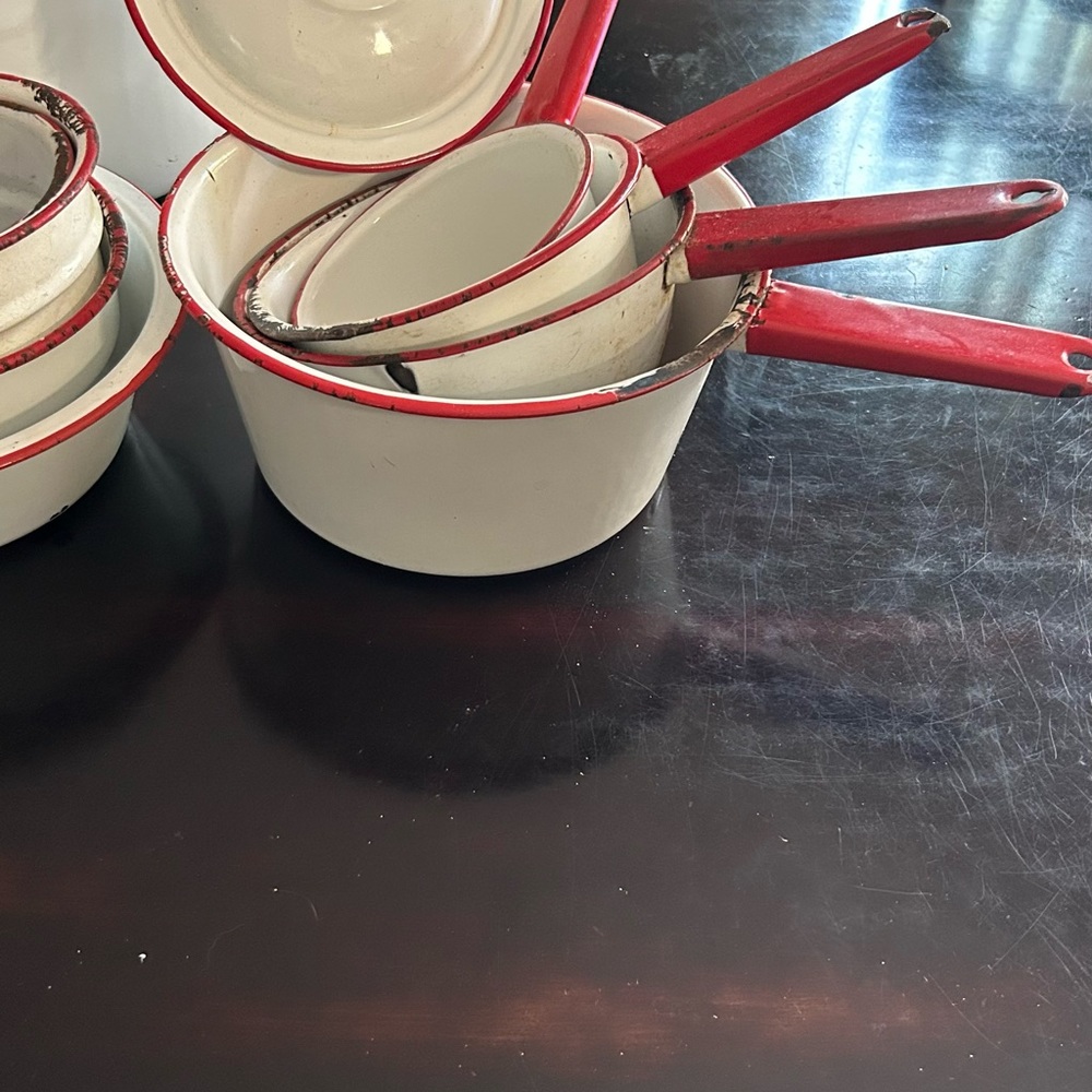 Mid century 1950’s 12 pieces, white enamelware with red rims. Chippy and rusted - Picture 4 of 6